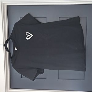 Black heart tee